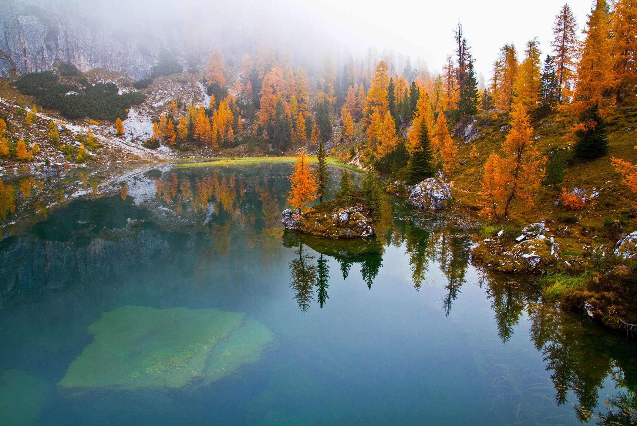 Bergsee im Herbst
